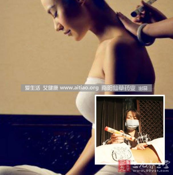 足三里穴是位于外膝的下3寸、脛骨外側(cè)一橫指左右的位置，艾灸10-15分鐘即可，需堅持一段時間，很快可以看到祛濕的效果。